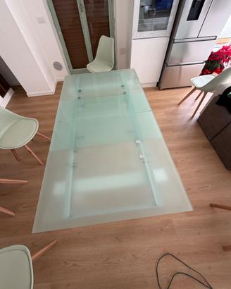 tavolo in cristallo con piedi in legno