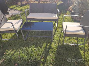 Set da giardino: divanetto con poltrone e tavolino