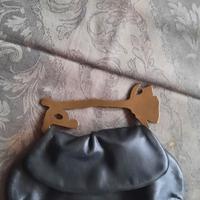 Borsa in pelle nera a mano