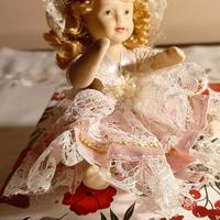 Bambola in abito d'epoca in ceramica