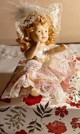 Bambola in abito d'epoca in ceramica