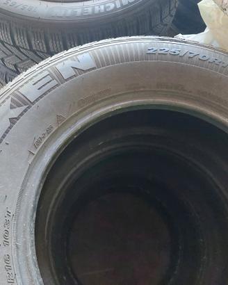 Pneumatici Nexen 225x70x16 invernali