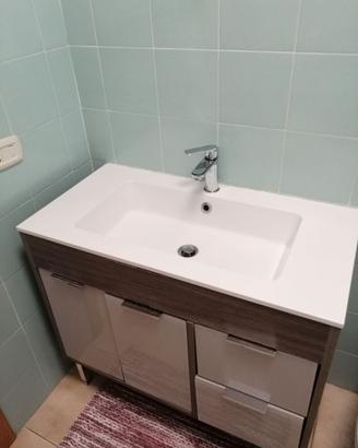 Mobile bagno con lavabo e specchio contenitore