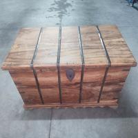 Baule in legno massello con finiture in ferro