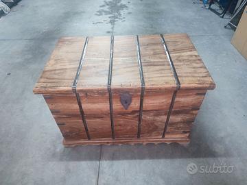 Baule in legno massello con finiture in ferro