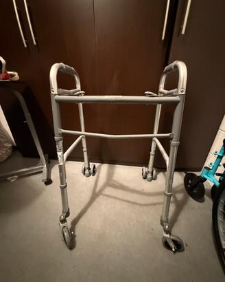 Deambulatore girello pieghevole