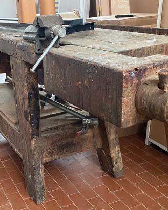 mobile da falegname in legno massello