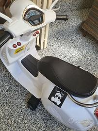 Vespa Piaggio giocattolo elettrica con caricabatt