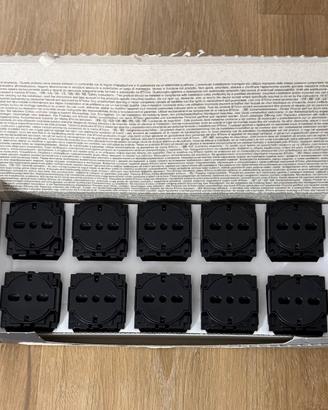 bticino Living Now Presa schuko Flat (KG4140A16F)