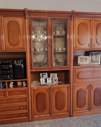Soggiorno con tavolo e sedie e poltrone