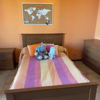 Letto con materasso e comodino