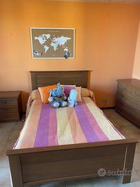 Letto con materasso e comodino