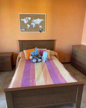 Letto con materasso e comodino