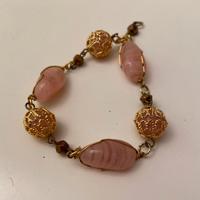 Bracciale della nonna con pietre rosa