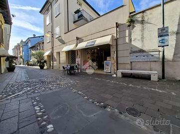 NEGOZIO A DESENZANO DEL GARDA