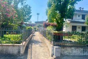 VILLA A SCHIERA CON AMPIO GIARDINO IN ZONA RESIDEN