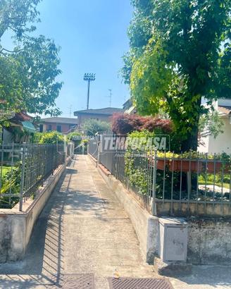 VILLA A SCHIERA CON AMPIO GIARDINO IN ZONA RESIDEN