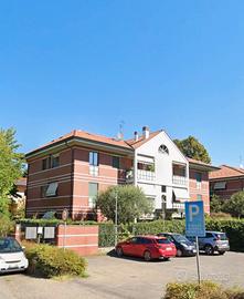 Luminoso trilocale con mansarda, 2 box e cantina