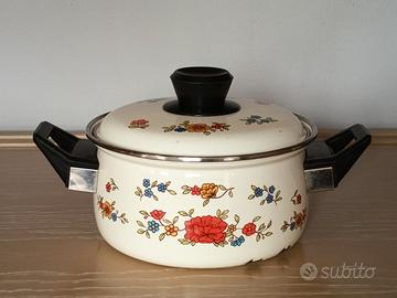 Pentola ferro smalto vintage.