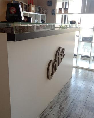 Arredamento negozio caffe’
