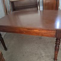 Tavolo in legno con gambe tornite
