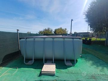 Piscina fuori terra con struttura rigida

