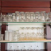 Mensole bar in vetro e acciaio.