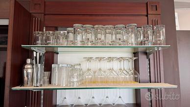 Mensole bar in vetro e acciaio.