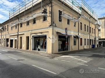 NEGOZIO A MONTEBELLUNA