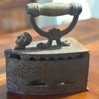 Ferro da stiro a carbone antico, originale