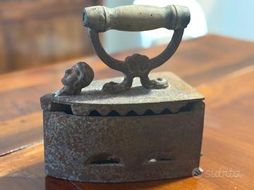 Ferro da stiro a carbone antico, originale