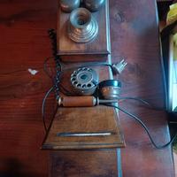 Telefono antico a muro