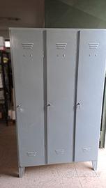 ARMADIO SPOGLIATOIO IN METALLO A 3 POSTI