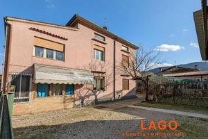 Casa indipendente di 200 m² con più di 5 locali e 