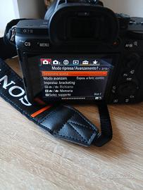 SONY A7III con l'obiettivo e flash