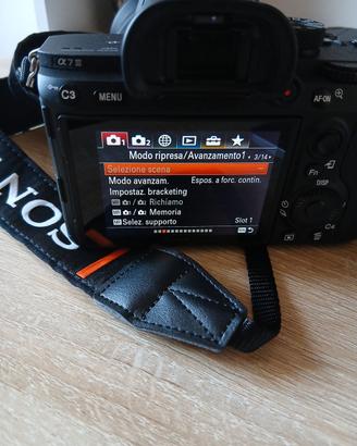 SONY A7III con l'obiettivo e flash