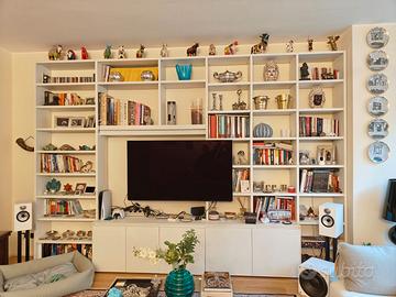 Libreria a parete con spazio TV
