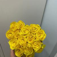 scatola rose in raso gialle a forma di cuore