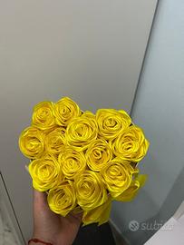 scatola rose in raso gialle a forma di cuore