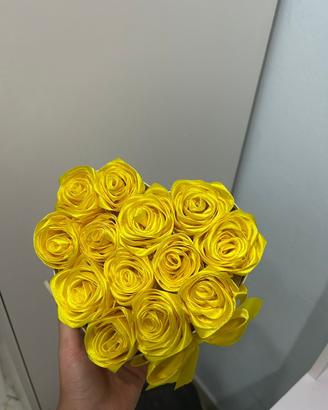 scatola rose in raso gialle a forma di cuore