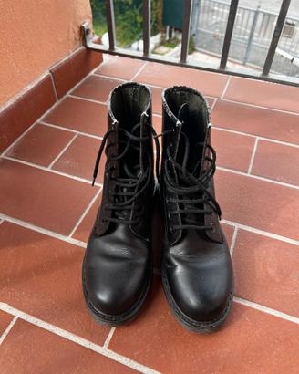 Stivaletti anfibi donna marchio VIAMAESTRA pelle