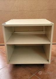 Mobiletto con ripiani in legno