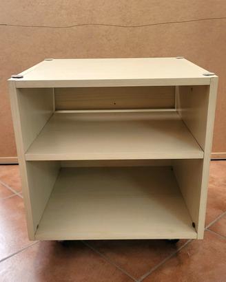 Mobiletto con ripiani in legno