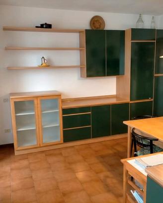 Ampia cucina componibile angolare verde e  legno