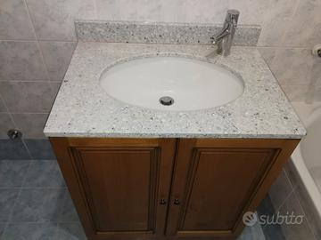 Mobile bagno con top in marmo