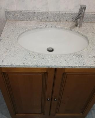 Mobile bagno con top in marmo