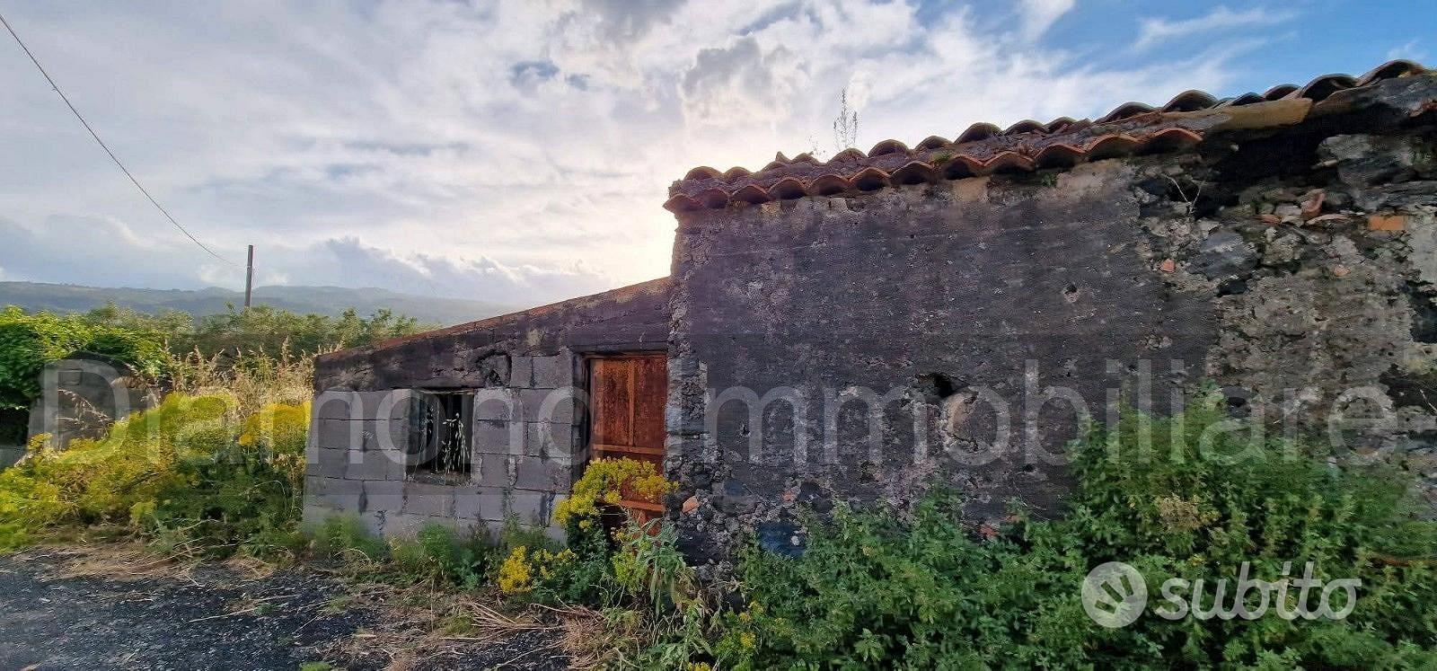 Rustico con uliveto e vigneto a Piedimonte Etneo - Vista 2