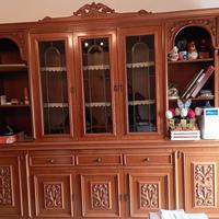 Mobile da sala in legno intagliato con vetrine