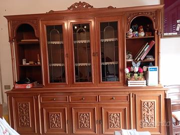 Mobile da sala in legno intagliato con vetrine