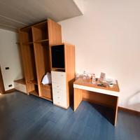 Porte, reti, letti, scrivanie, poltrone, sedie